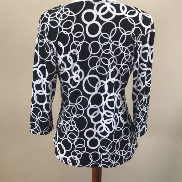 Flattering Top 😘 - Picture 4 of 6